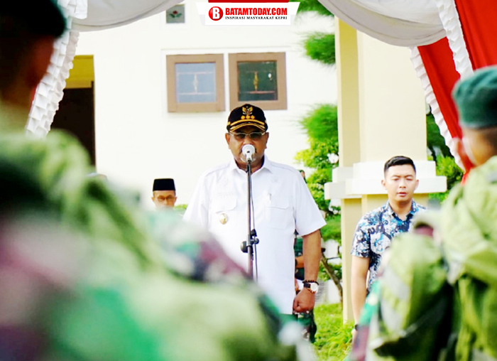 Bupati Karimun Aunur Rafiq saat upacara penyambutan kepulangan 76 Prajurit Kompi Senapan B Yonif Raider Khusus 136 Tuah Sakti